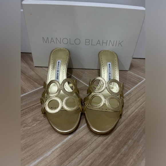Manolo Blahnik Barimu Gold Metallic Mules - Picture 3 of 11